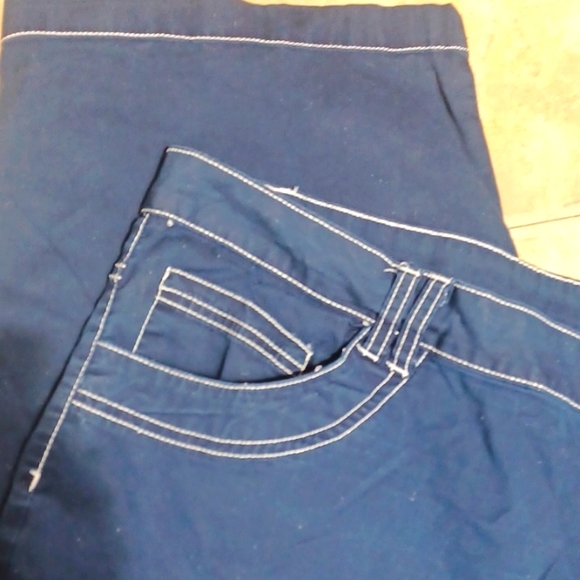 Basic Editions Capris - Picture 3 of 11